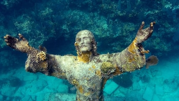 Italia preserva su monumento submarino: la limpieza anual del Cristo del Abismo reafirma su valor conmemorativo