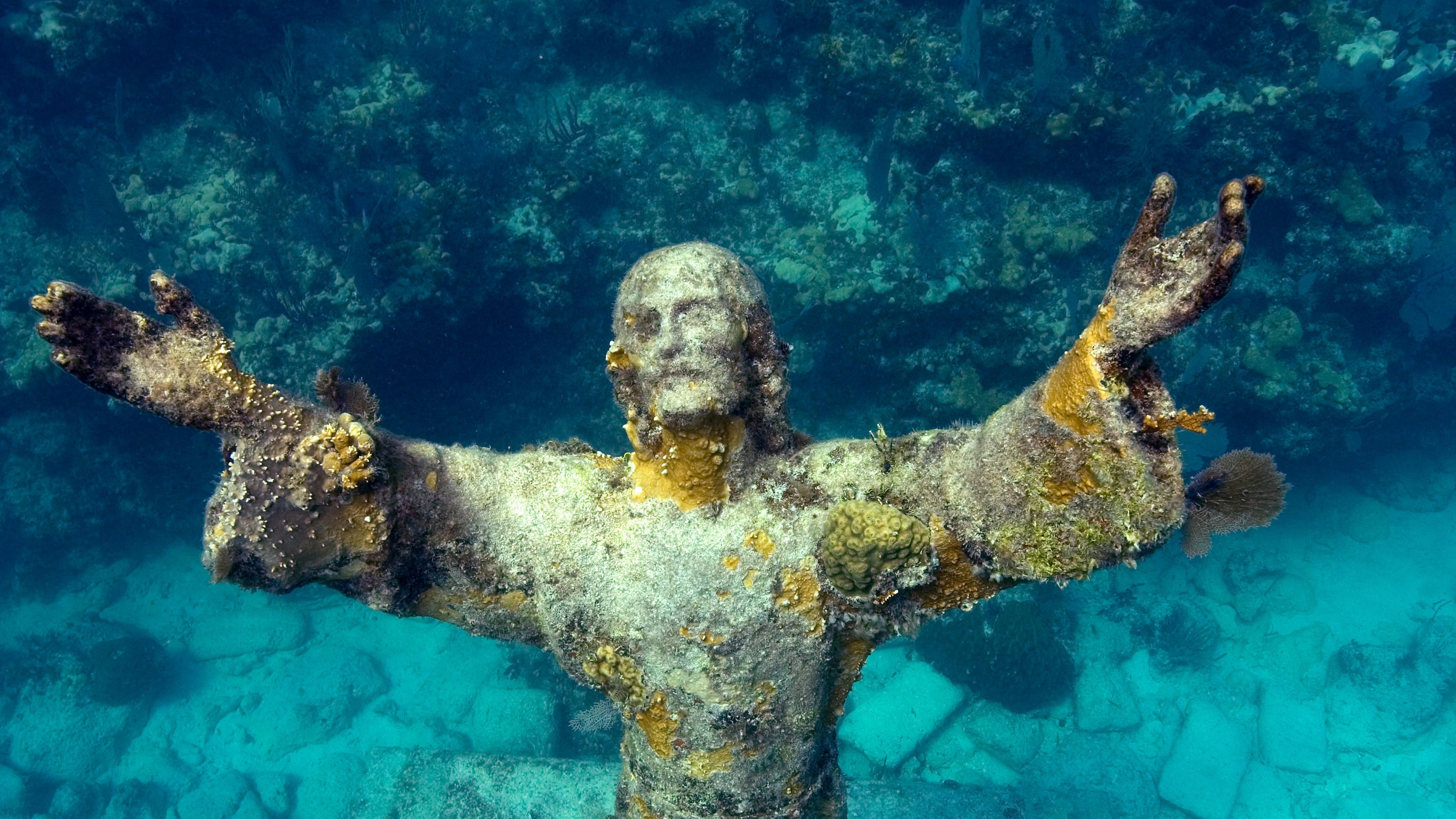 Italia preserva su monumento submarino: la limpieza anual del Cristo del Abismo reafirma su valor conmemorativo