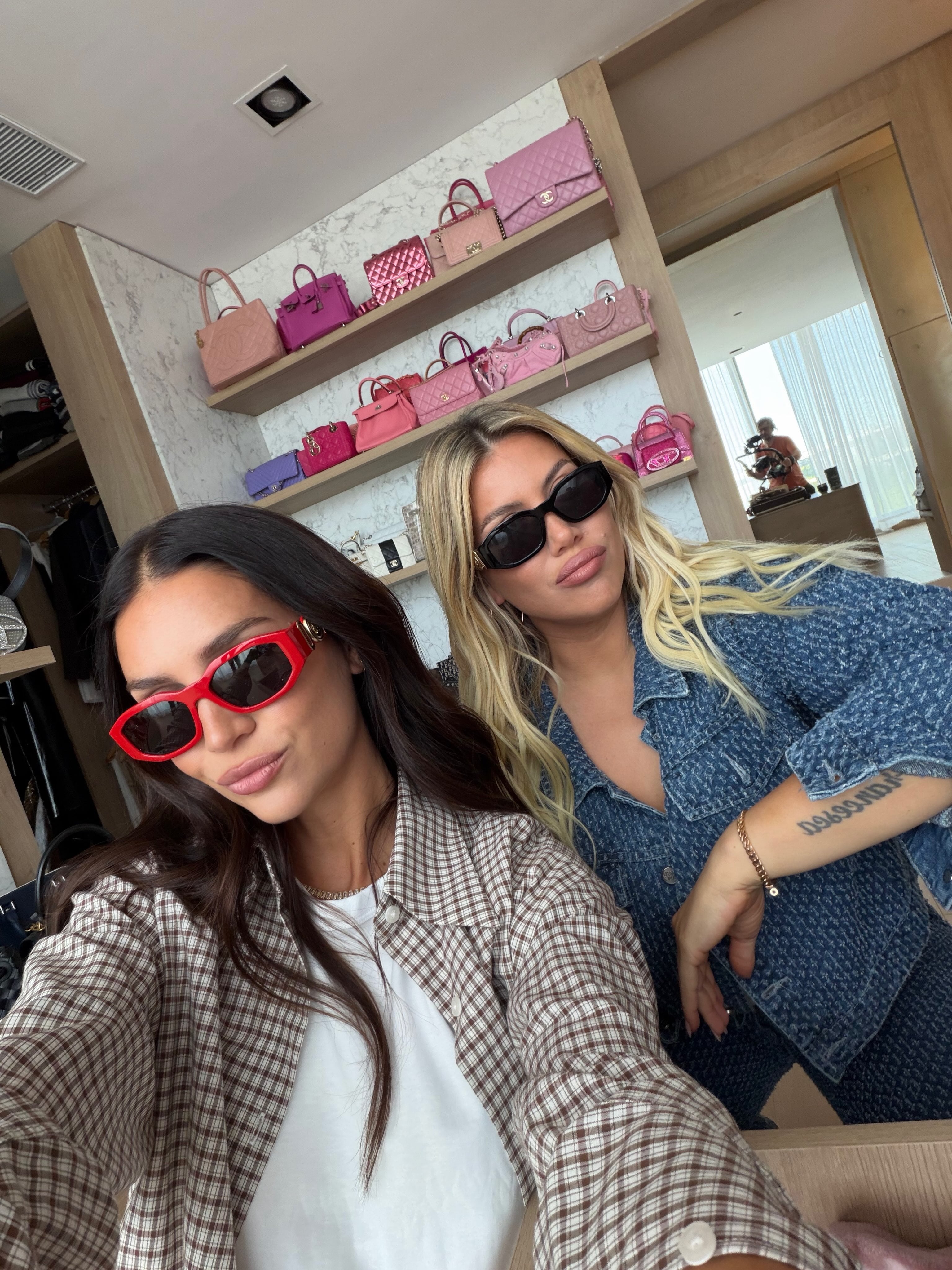 Las hermanas Nara en el vestidor que construyo Wanda en su nueva casa en Nordelta