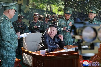 El dictador norcoreano Kim Jong Un visita una unidad de fuerzas de operaciones especiales en un distrito del oeste del territorio, el miércoles 2 de octubre de 2024. A su izquierda, tomando nota, el general Kim Yong Bok, enviado a Rusia para liderar las tropas norcoreanas al servicio de Vladimir Putin (AP)