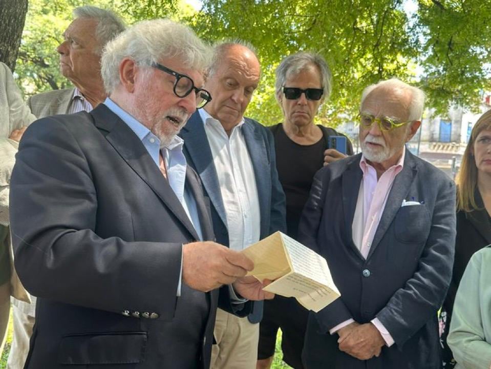 Marcelo Gioffre lee la carta que dejó Juan José Sebreli durante la ceremonia en Plaza Constitución.