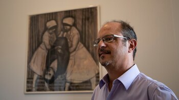 Grimson, en su oficina. Detrás,