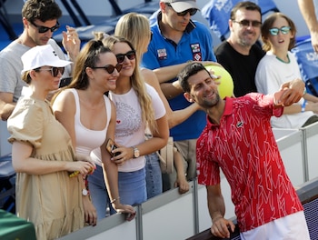 El serbio Novak Djokovic hace