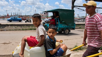 “Sin luz, sin agua”: Así se ven las largas filas de cubanos en las calles con cubetas para intentar conseguir agua
