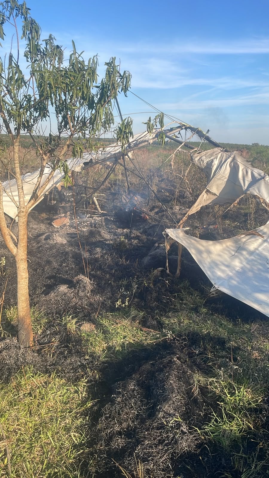 La Policía de Misiones, la Policía Científica, Bomberos y EMSA trabajaron en la escena para establecer la mecánica del siniestro