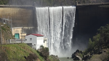 Un jubilado construye una central hidroeléctrica en casa: aprovecha el caudal del río para tener electricidad día y noche