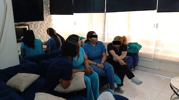 Seis estudiantes de enfermería realizaban,