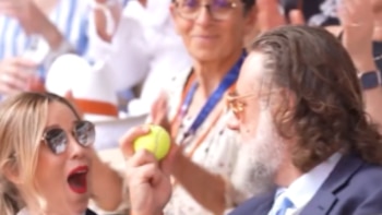 El momento en el que Russell Crowe atrapó una pelota en pleno partido de Roland Garros: la reacción de su novia
