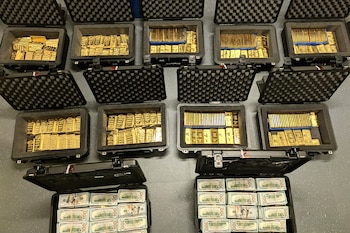 Esta imagen, facilitada por el Departamento de Justicia de EE. UU. e incluida en un documento judicial, muestra lingotes de oro y dinero en efectivo incautados en la vivienda de David J. Rush durante un registro realizado el 19 de mayo de 2026 en Ashburn, Virginia. (Foto AP/Departamento de Justicia vía AP)
