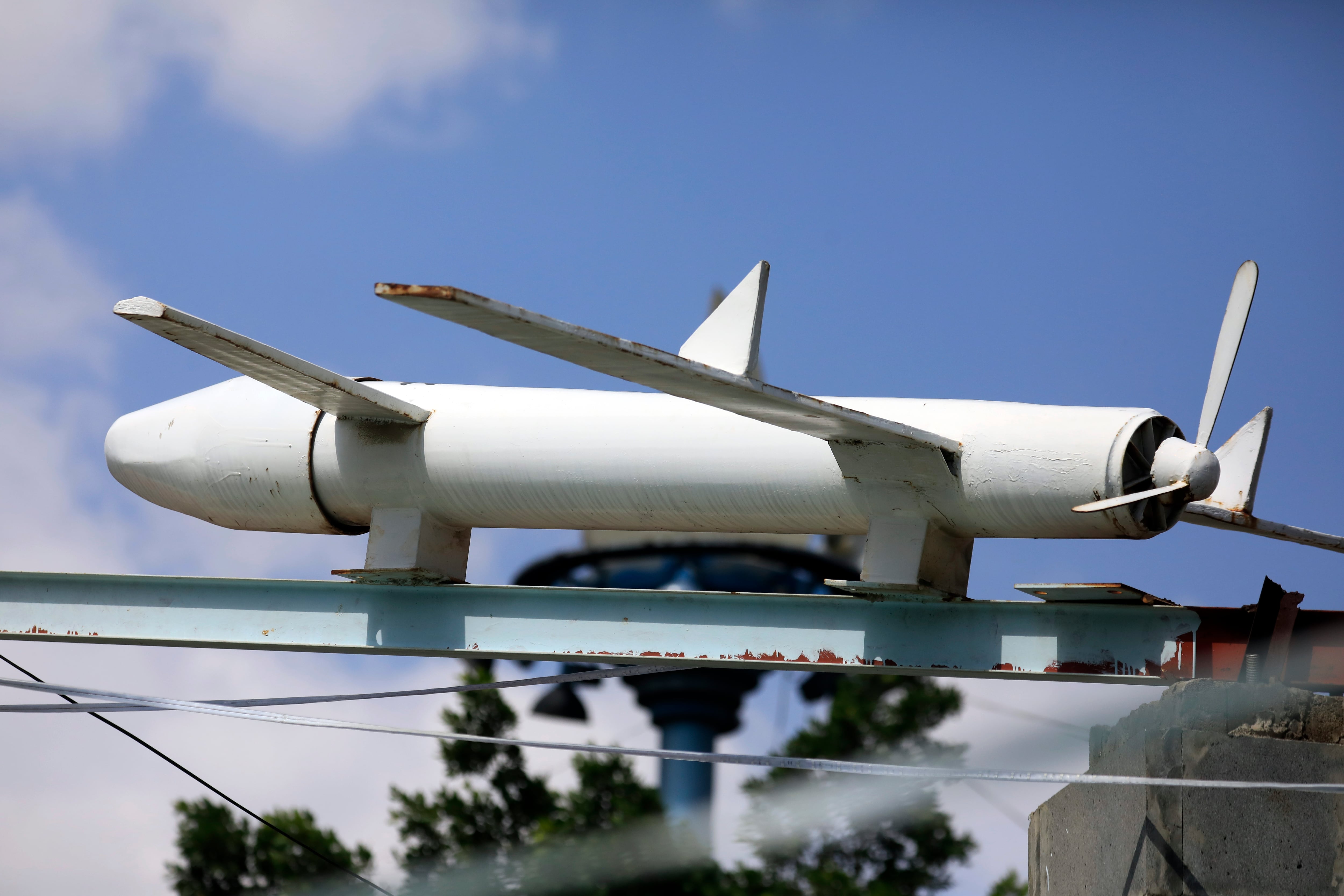 Una réplica de un dron fabricada por los hutíes se exhibe en una plaza de Saná, Yemen, el 14 de septiembre de 2026. EFE/EPA/YAHYA ARHAB