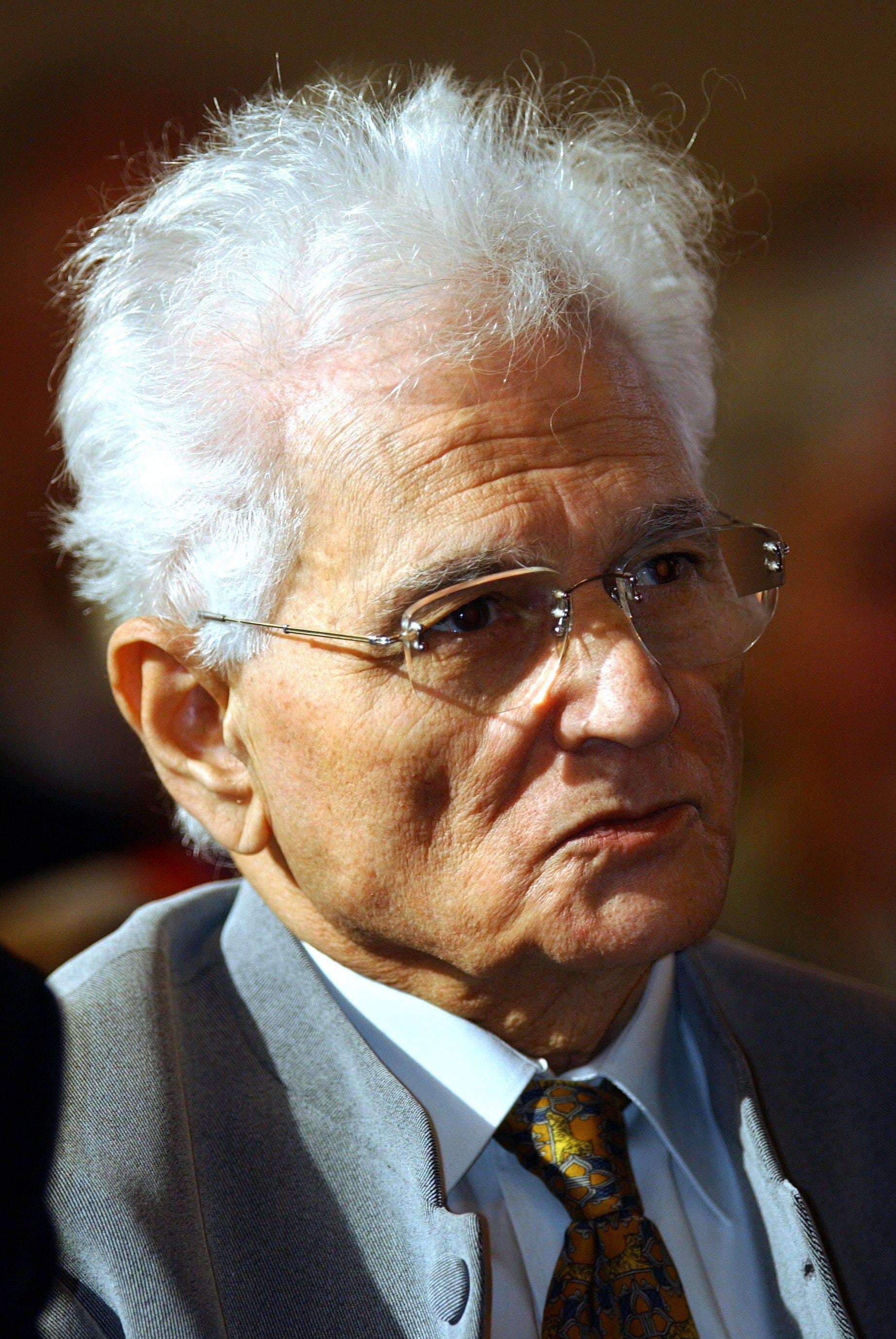 Jacques Derrida (nacido bajo el nombre de Jackie Derrida en 1930 en El Biar, Argelia, y fallecido en París en 2004) fue uno de los filósofos más revolucionarios, debatidos y leídos de la segunda mitad del siglo XX (Crédito: GROSBY GROUP)