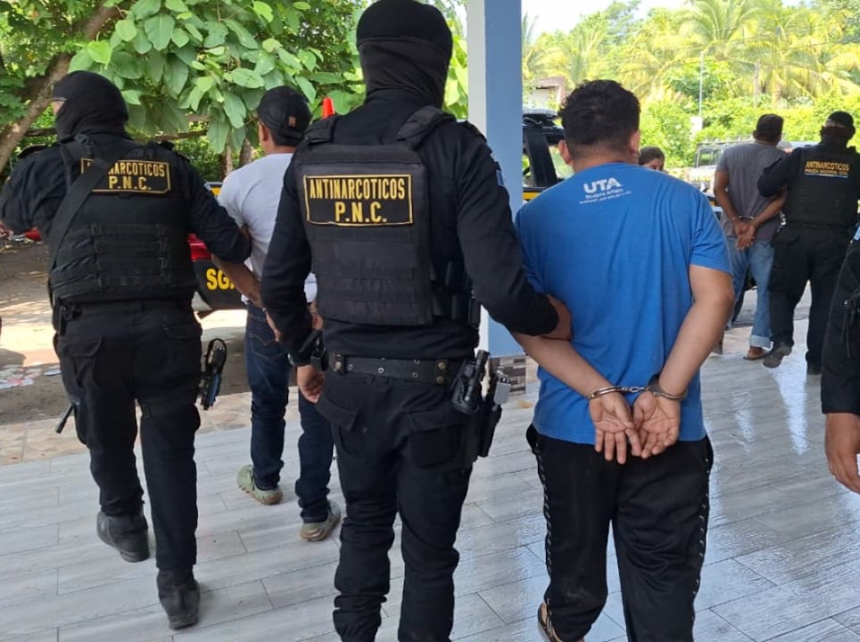 Agentes de la unidad Antinarcóticos de la Policía Nacional Civil (PNC) realizan varias detenciones durante una operación de seguridad en una zona exterior. (PNCdeGuatemala)