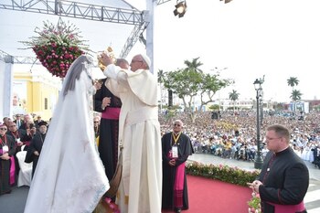 El Papa Francisco coronó a
