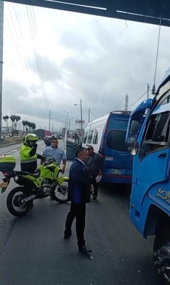 La discusión entre los conductores escaló a golpes cuando el segundo respondió con un puñetazo - crédito Captura de video