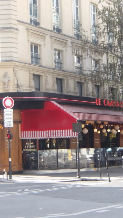 La fachada de un restaurante Le Cardinal en una esquina de París se sumó a la serie de fotos que compartió la pareja en las redes