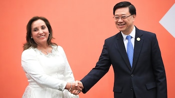 Dina Boluarte y John Lee Kai-Chu