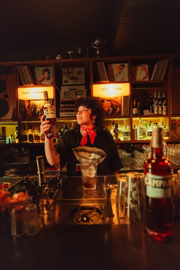 Brenda “La China” Asis reinterpreta clásicos en la barra con una mirada artística y apuesta por la hospitalidad como ingrediente fundamental en cada servicio (Cortesía Brenda Yamila Asi)