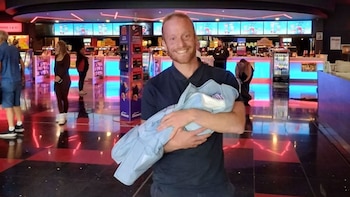 Gareth Miles junto a su