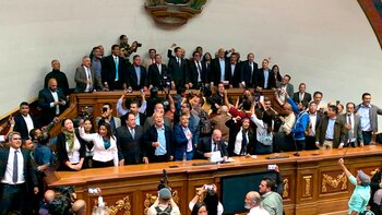 Juan Guaidó y diputados opositores