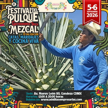 Un hombre con sombrero de paja y camisa azul sostiene un machete junto a una planta de agave en un cartel publicitario con texto