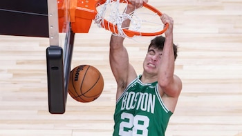Los Boston Celtics de Hugo González encarrilan la serie ante los Philadelphia 76ers