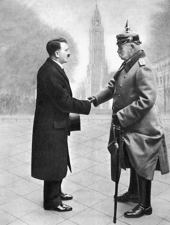 Hitler y Hindenburg se saludan