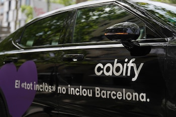 22/04/2026 Coche de Cabify con el emblema de la nueva campaña que ha lanzado en el centro de Barcelona, a 22 de abril de 2026, en Barcelona, Cataluña (España). La nueva campaña de Cabify recoge mensajes como "El tot inclòs no inclou Barcelona" o "Moltes botigues a la Rambla, però Barcelona no està en venda" y reivindica la problemática actual del turismo masivo de la ciudad.
POLITICA
David Zorrakino - Europa Press