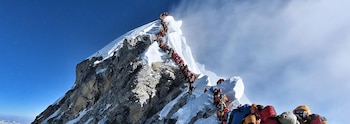 Esta foto tomada el 22 de mayo de 2019 y publicada por la expedición Proyecto Posible del escalador Nirmal Purja muestra el intenso tráfico de alpinistas que se alinean para pararse en la cima del Monte Everest. - Muchos equipos tuvieron que hacer fila durante horas el 22 de mayo para llegar a la cima, arriesgándose a sufrir heladas y el mal de altura, ya que una avalancha de escaladores marcó uno de los días más ocupados en la montaña más alta del mundo. (Foto: Folleto / Proyecto posible / AFP)
