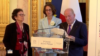 El rey Juan Carlos I en Francia junto a la escritora Laurence Debray (Europa Press)