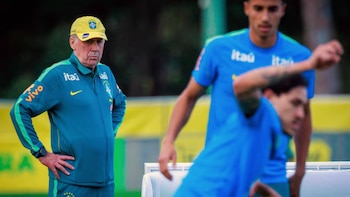 Carlo Ancelotti supervisando los entrenamientos de Brasil. - Crédito: CBF