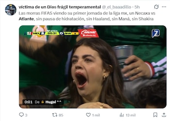 Joven de cabello castaño y camiseta verde bosteza con la boca abierta. Pantalla de televisión muestra partido de fútbol: México 2, Ghana 0