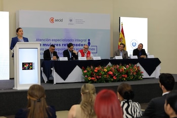 La viceministra de Diáspora y Movilidad Humana, Patricia Nathaly Godínez, durante la firma de los convenios para la ejecución del proyecto de reintegración socioproductiva de mujeres retornadas. (Cortesía: Ministerio de Relaciones Exteriores)