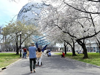 Los senderos y áreas abiertas de Flushing Meadows ya reciben grandes flujos de personas durante eventos masivos y festivales.