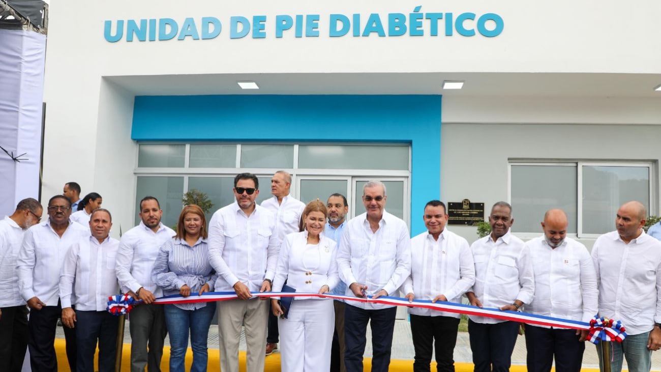 Autoridades del Gobierno dominicano cortan la cinta de inauguración de la Unidad de Pie Diabético en el Hospital Provincial San José de Ocoa. (Presidencia de República Dominicana)