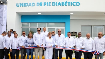 Un grupo de personas corta una cinta frente a la fachada de un edificio con la frase Unidad de Pie Diabético