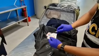 La Policía advierte que las mafias diversifican las formas de camuflaje y captación de pasajeros para dificultar la detección de los cargamentos - Créditos: Captura de pantalla de TVPerú.