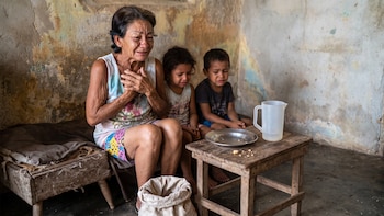 Sin leche, sin medicamentos y sin salida: una familia cubana atrapada entre el hambre y paredes carcomidas por la humedad