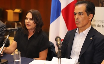 Aurelio Barría Pino, presidente del gremio empresarial, junto a Ilya Espino de Marotta, nueva administradora del Canal de Panamá.
