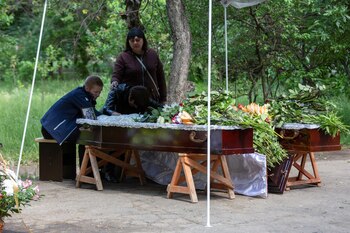 Oleh y Olha Aksenchenko reaccionan frente a los ataúdes con los cuerpos de sus hijas gemelas Anna y Yuliia, de 14 años, muertas en un restaurante por un ataque con misiles rusos en Kramatorsk (REUTERS/Oleksandr Ratushniak)