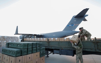 Lituania fue uno de los tantos países que enviaron misiles Stinger al Ejército ucraniano para hacer frente a los ataques rusos (REUTERS/Valentyn Ogirenko)