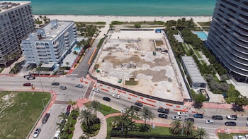A cinco años del colapso del edificio en Surfside, las familias aún reclaman un memorial