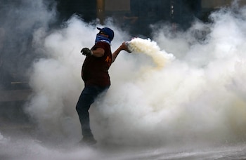 Los manifestantes arrojaron los gases