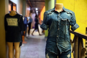 La moda sostenible crece en El Salvador por el auge de tiendas de ropa usada importada de Estados Unidos. REUTERS/Temilade Adelaja