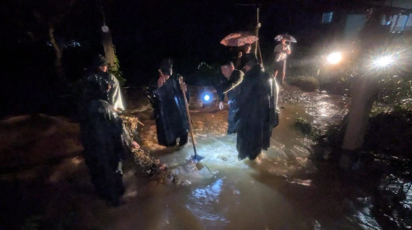 Elementos del Cuerpo de Bomberos y personal municipal participaron en las labores de atención a los afectados. (Foto: Redes sociales / Cortesía)