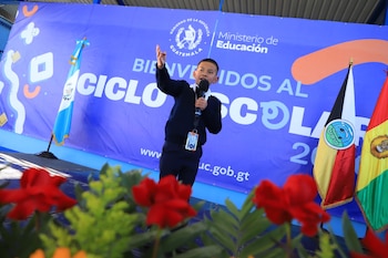 Un estudiante joven pronuncia un