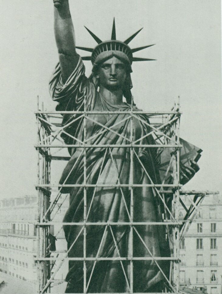 El autor de la obra, Frédéric-Auguste Bartholdi, incorporó grilletes y cadenas rotas a los pies del monumento para representar la abolición de la esclavitud (statueofliberty.org)