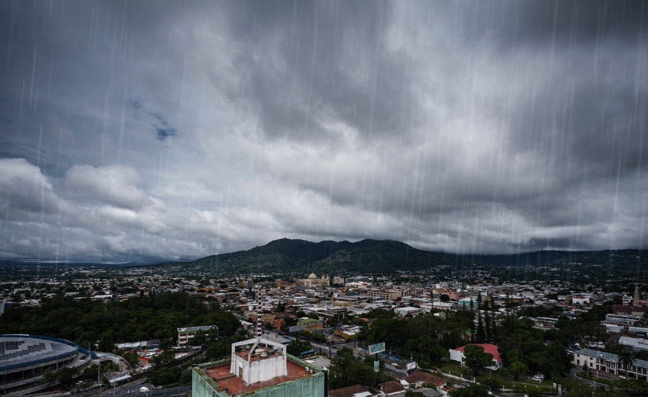 El paso de una onda tropical y el flujo acelerado del este mantendrán calor diurno y favorecerán lluvias y tormentas en El Salvador este domingo. (Foto cortesía Ministerio de Medio Ambiente y Recursos Naturales)