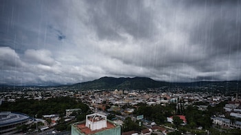 Onda tropical mantendrá calor y activará lluvias por la tarde en El Salvador