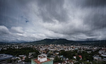 El paso de una onda tropical y el flujo acelerado del este mantendrán calor diurno y favorecerán lluvias y tormentas en El Salvador este domingo. (Foto cortesía Ministerio de Medio Ambiente y Recursos Naturales)