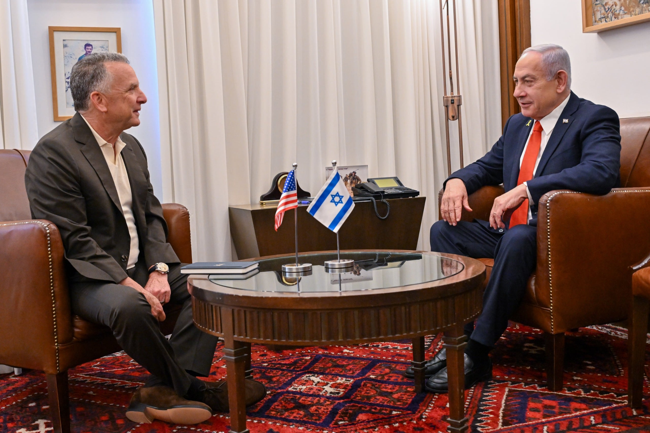 El primer ministro de Israel, Benjamín Netanyahu (d), se reunió con el enviado especial de la Casa Blanca a Oriente Medio, Steve Witkoff. EFE/Kobi Gideon/ GPO